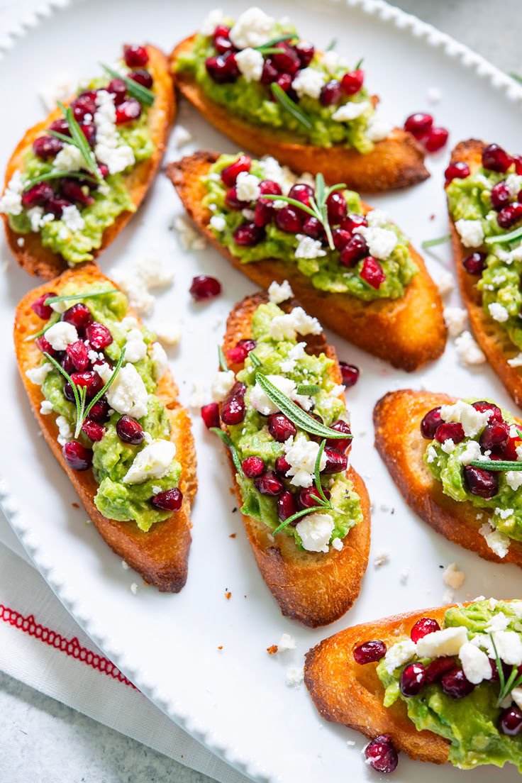 Bruschetta à l'avocat, grenade et feta