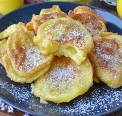 Beignets de pommes moelleux fraîchement préparés, dorés et saupoudrés de sucre
