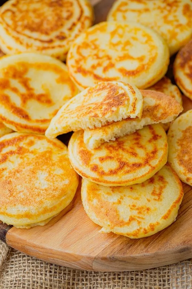 Blinis maison garnis de crème fraîche et de saumon fumé sur une assiette