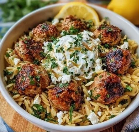 Boulettes grecques aux herbes et épices servies avec une garniture fraîche