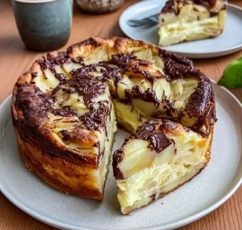 Clafoutis aux pommes avec des morceaux de chocolat noir